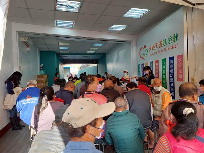 快樂天堂第八屆寒冬圍爐千人饗宴，預計將席開400桌，下午正式開放受理登記，不少民眾中午就來排隊等候。（謝瓊雲攝）