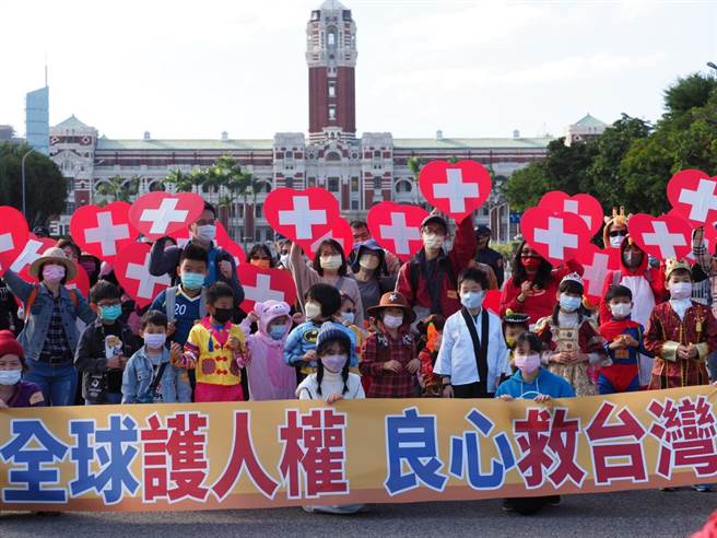 法税改革联盟以6种海鲜形容无良官员的黑心招数，要求不要再迫害人民。（图／主办单位提供）