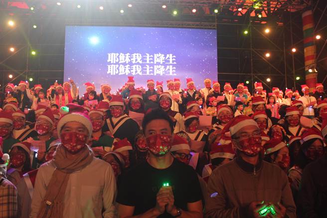 新北市长侯友宜出席新北耶诞平安晚会，与50位教会牧长及诗班一起唱诗歌祈愿平安喜乐。（陈慰慈摄）