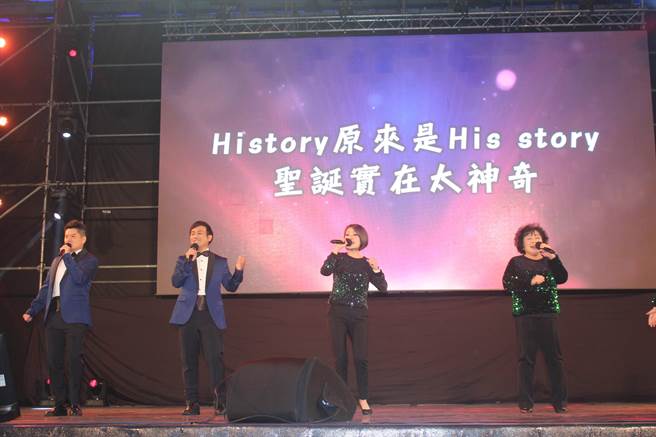 天韵合唱团带来的《圣诞太神奇》、《献上祝福》等歌曲，诠释永恒的爱与恩典。（陈慰慈摄）