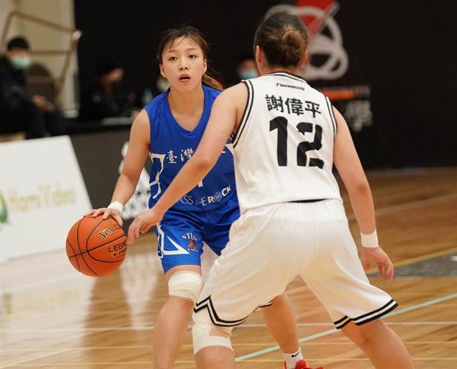 UBA女籃雙胞胎台體謝亮平（後）與北護謝偉平對位。（大專體總提供）