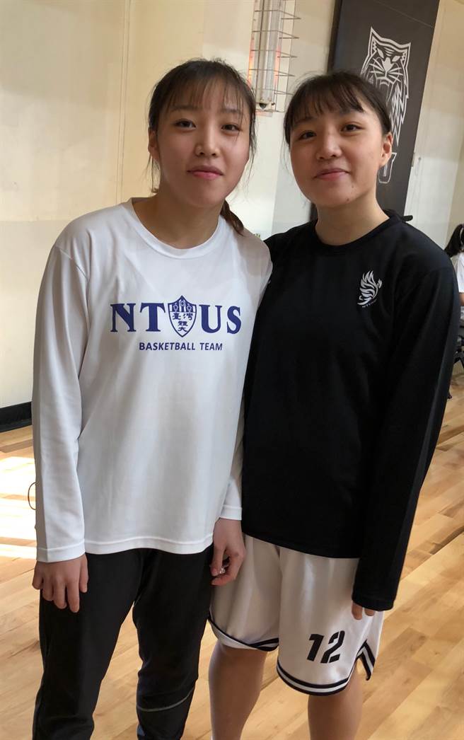北護謝偉平（右）、台體謝亮平雙胞胎首度變對手，無損姊妹情深。（大專體總提供）