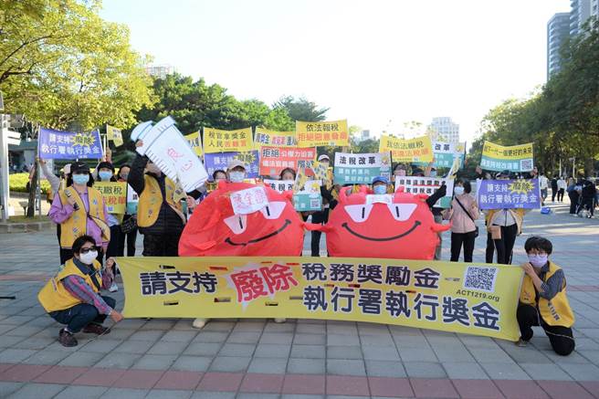 台中市近500名民眾專程北上參加「全民稅醒，搶救人權Plus 1219凱道大遊行」。（法稅改革聯盟提供／盧金足台中傳真）