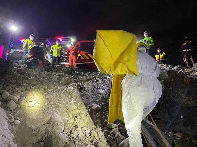 石冈坝下游河堤消波块旁发现一具尸体，消防人员协助搬至地面。（台中市消防局提供）