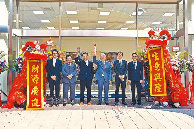 TAIWAN SUZUKI高雄凤山顺利通据点开幕，图为TAIWAN SUZUKI经理荒井洋辅（左起）、TAIWAN SUZUKI协理潘滢仁、TAIWAN SUZUKI董事长铃木忠臣、顺利通企业董事长王中和、顺利通企业副总经理王腾汉、顺利通企业协理余海平。图／SUZUKI提供