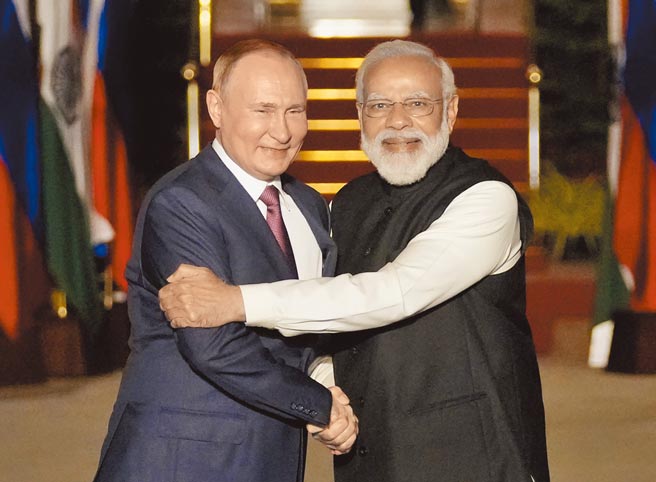 俄罗斯总统普丁访问印度，除建立两国「特殊且具特权的战略伙伴关系」外，同时也确定年底前将交付一套S-400防空导弹系统给新德里。这些交易可能造成拜登政府印太战略的破口。(图╱美联社)
