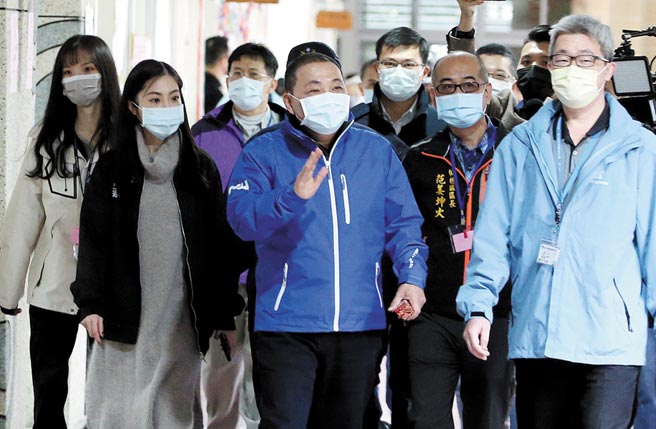 四大公投全军覆没，学者示警，国民党主席朱立伦应整合中间派，不能顺着深蓝处理侯友宜。图为18日侯友宜（中）前往板桥国小投票站投票。（赵双杰摄）