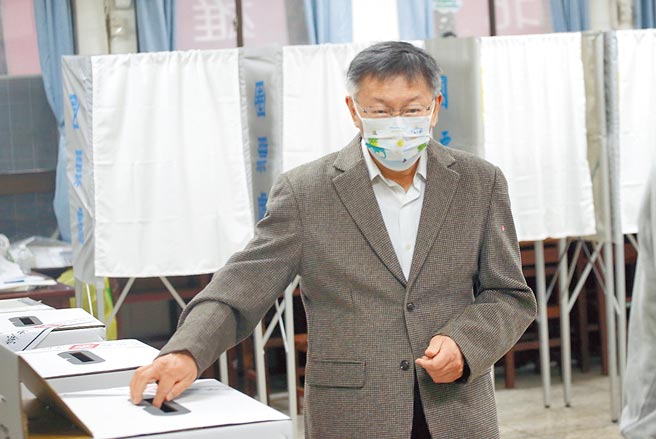 四大公投18日登場，台北市長柯文哲前往投開票所投票。（范揚光攝）