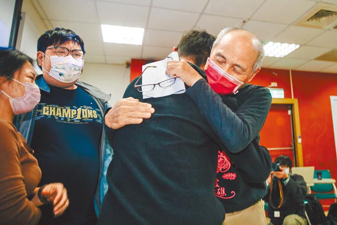 攸关中油第三天然气接收站迁离桃园大潭藻礁海岸及海域的公投第20案，18日投票结果未过关，公投案领衔人潘忠政（右）与藻礁公投推动联盟、支持者相互拥抱，感谢对公投的付出。（郭吉铨摄）