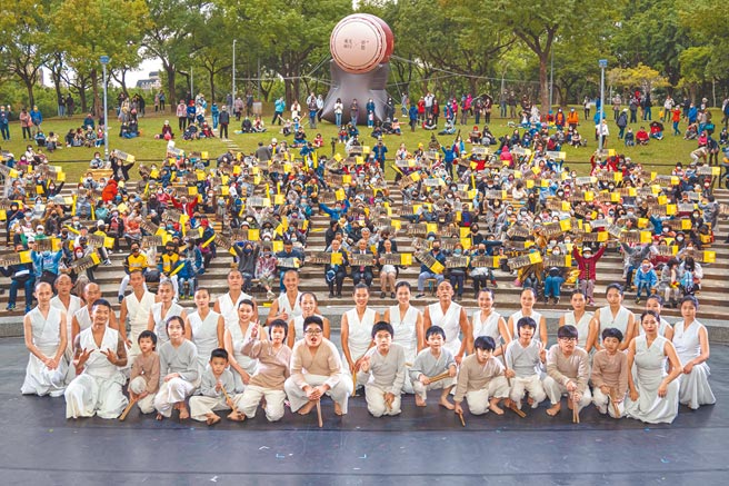 优人神鼓携手濂洞国小于「2021新舞臺艺术节公益场」登台圆梦，吸引近千名观眾欣赏演出。（中信文教基金会提供）