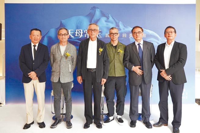 立樺建設董事長趙素堅（左三）攜手建築師郭旭原、台灣新銳藝術家蘇孟鴻及新聯陽實業副董事長林徹人等召開記者會。