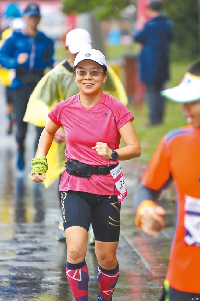 赵伟婷平时上班时大多绑着公主头，外表干练又专业，脱下白袍后，她换上萤光色跑衣，成为「专业跑者」。（台北医院提供／戴上容新北传真）