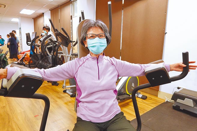 云林科技大学智慧乐龄健康促进示范中心开办「银髮健身俱乐部」。（周丽兰摄）