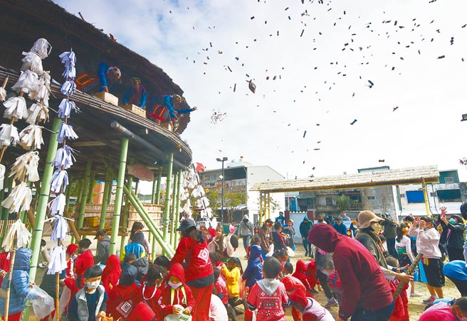 台东卑南族少年猴祭尾声的洒糖果，大家抢成一团，是最欢乐的时刻。（庄哲权摄）