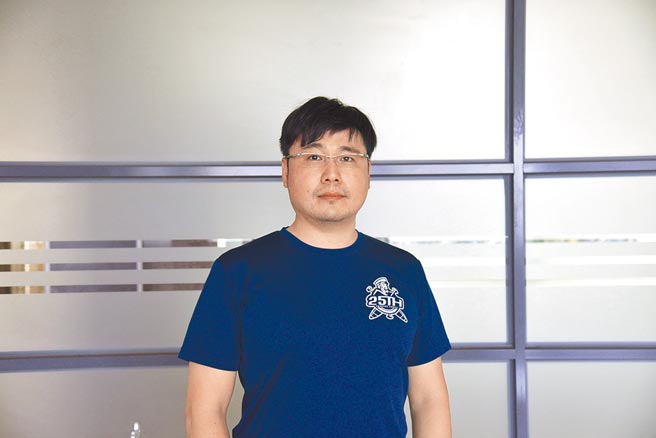 從軍艦輪機長退休的鄭富滄，成功轉職化身為系統工程師。（鄭富滄提供／石秀華高雄傳真）