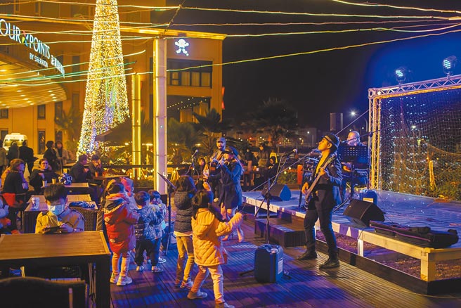 福朋耶誕-澎湖福朋喜來登酒店打造耶誕市集，並安排國際樂團現場表演。（澎湖福朋喜來登酒店提供）