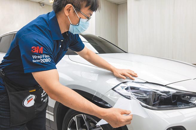 3M推出汽車專用3膜「極黑隔熱紙、車身改色膜、烤漆保護膜」改造方案。車身改色膜2080系列更有超過100種以上的花色（見圖），並具備耐高溫耐曬且不變色的絕佳耐候性。（3M提供）