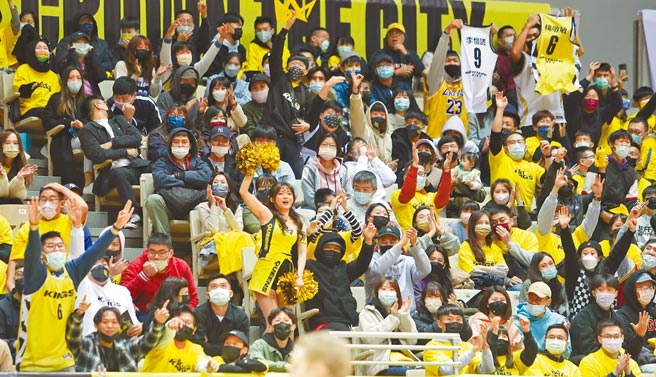 P. LEAGUE+新北國王與富邦勇士之戰，吸引大批球迷到場為主場球隊加油。（季志翔攝）