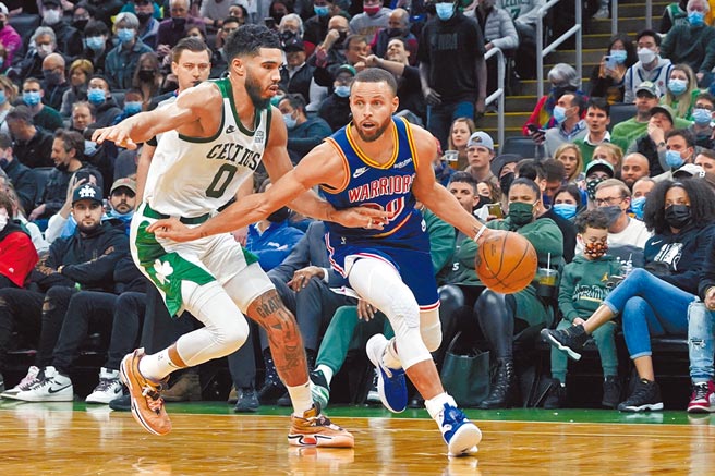 勇士射手柯瑞（右）虽然犯满毕业，仍砍进30分。（美联社）