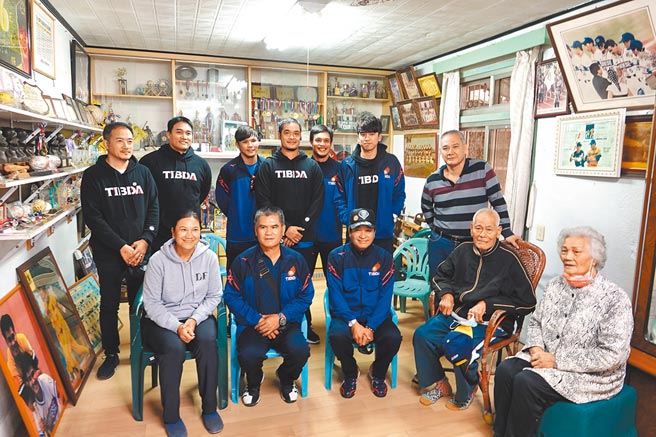 原棒协18日前往已逝球星王光辉老家，向家人致意，花莲太巴塱家中摆满各式奖杯、奖牌。（毛琬婷摄）