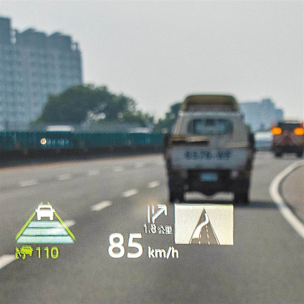 E-PACE抬頭顯示器提供行車資訊，也會同步顯示路線指引。（陳大任攝）