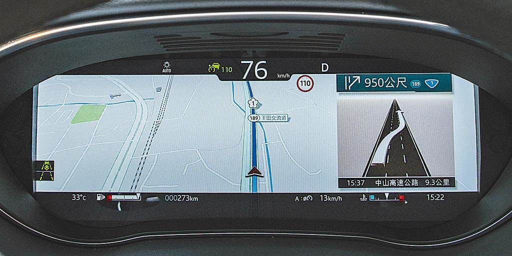 E-PACE儀表全螢幕顯示導航地圖，右為行車路線指引圖框。（陳大任攝）