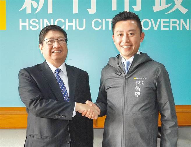 图为新竹县长杨文科（左）与新竹市长林智坚在「大新竹共好合作平台」首长会议中合影。（本报资料照片／陈育贤摄）