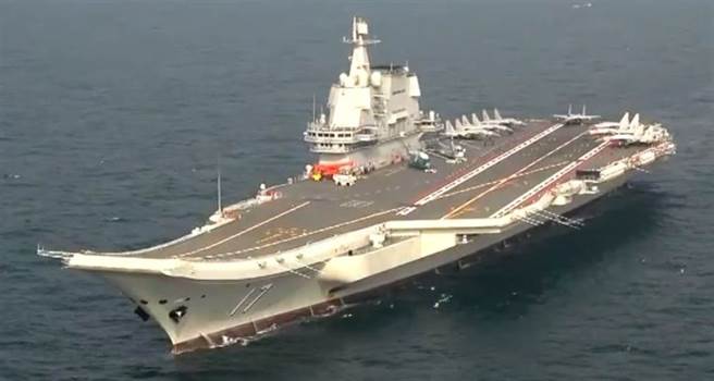 解放军首艘自制航母「山东」舰进行海上训练的资料照。（央视）
