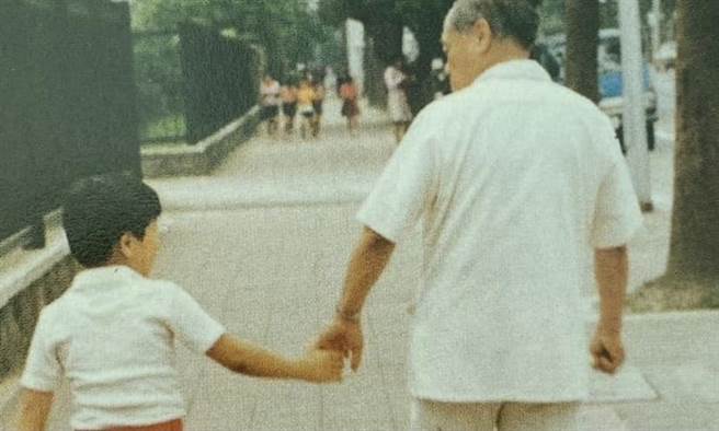 左化鹏》背影 家世不凡的孩子。(图/爱传媒提供)