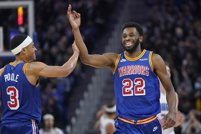 威金斯(右)跟隨隊友普爾腳步觸發聯盟健康與安全協議了。(美聯社資料照)