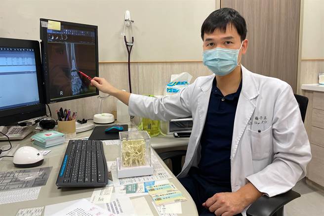 中医大新竹附设医院骨科医师杨子正说，退化性踝关节炎如不好好治疗，会越来越严重。（罗浚滨摄）