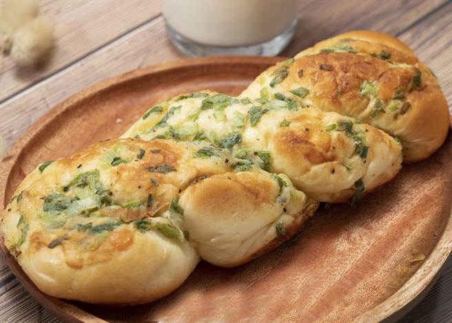 《統一麵包青蔥乳酪》由鹹香青蔥餡與香濃乳酪絲美味搭配/中時新聞網攝