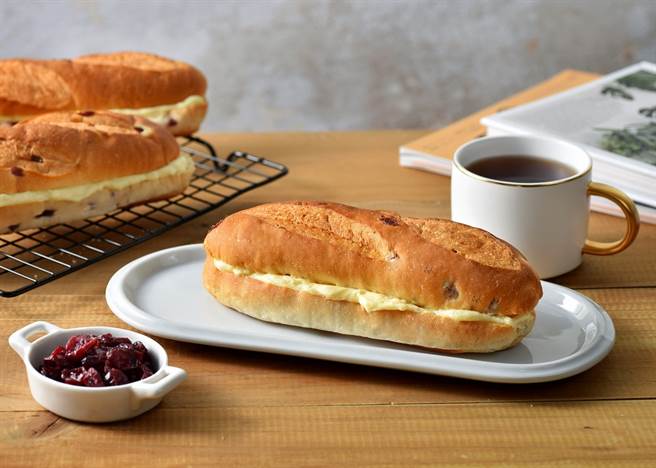 《統一麵包蔓越莓乳酪》的酸甜蔓越莓搭配奶油乳酪，味道濃郁香甜、不膩口/中時新聞網攝