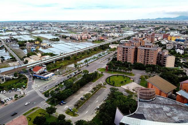 正在最后定稿的高铁延伸宜兰综规报告昨日传出已火速将临时纳入的「折衷案」县政中心以南350公尺列为最优站址。图为县政中心一带空拍照片。（本报资料照片）