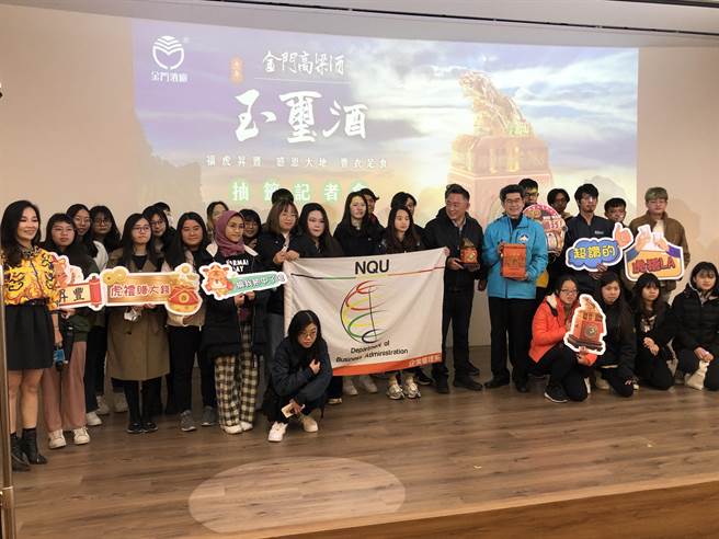 金大学生参观公开抽籤，一起迎接虎年的来到。（李金生摄）