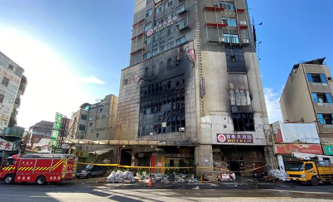 彰化市喬友大樓一場惡火燒出許多問題，彰化縣政府委託彰化縣建築師公會辦理建築物耐震能力評估，因評估結果顯示耐震強度明顯降低，有危害公共安全疑慮，縣府將朝要求所有權人限期自拆方向進行。（資料照）
