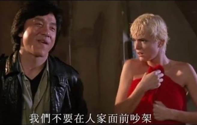 PTT八卦版乡民热烈讨论，点出成龙的「危机处理成功学」。（图／《飞鹰计划》电影截图）