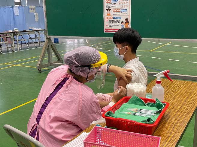 新北市陸續規畫學生接種2劑BNT疫苗，轄內國高中職今開始施打，預計明年1月5日前完成；教育局長張明文今前往樹林高中了解接種狀況，視察學校規畫及休息區域。（蔡雯如攝）