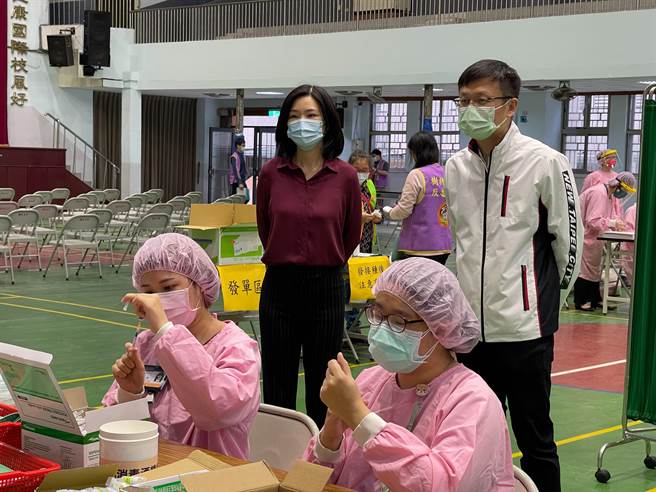 新北市陸續規畫學生接種2劑BNT疫苗，轄內國高中職今開始施打，預計明年1月5日前完成；教育局長張明文今前往樹林高中了解接種狀況，視察學校規畫及休息區域。（蔡雯如攝）