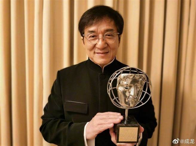 成龙在影坛地位举足轻重，一举一动备受瞩目。（摘自微博）