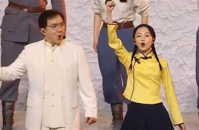 张韶涵扎双麻花辫与成龙激昂大合唱。（图／取自微博）