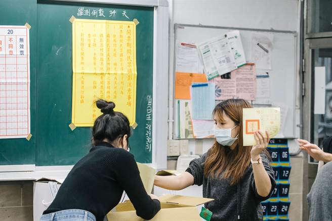 图为四大公投案各投票所封票匦、开票状况。（资料照/郭吉铨摄）