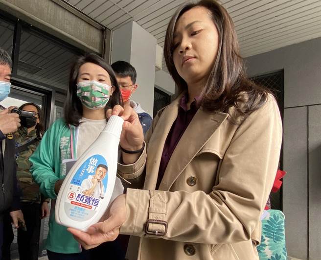 台灣基進組織部主任、中二選區立委選舉民進黨林靜儀競選總部執行總幹事林雨蓁，到台中地檢署告發顏寬恒發放「冬瓜牌」洗衣精，經市調價格為46元涉及賄選。（陳淑芬攝）