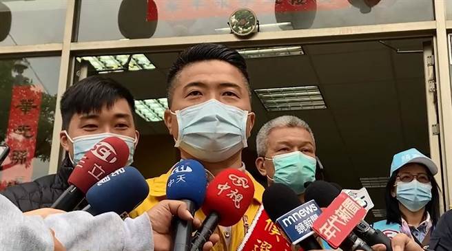 國民黨中二選區立委候選人顏寬恒回應，競選小物清潔劑成本才16、17元，呼籲對手不要潑髒水。（顏寬恒競選總部提供／陳淑芬台中傳真）