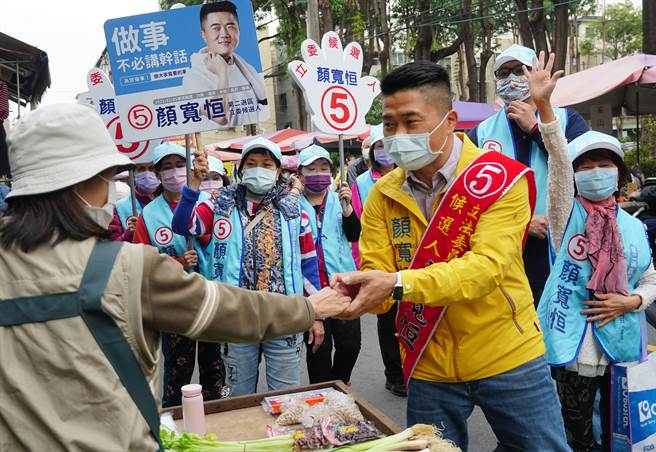 台中市第2選區立委補選，國民黨候選人顏寬恒20日前往烏日明道花園城市場徒步拜票。（黃國峰攝）