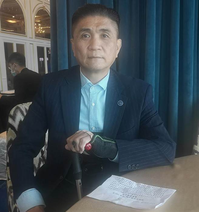 （顶鲜台南担仔麵公司董事长李日东今(20)日出面控诉台北101大楼突击式片面解除租约，要求对方赔偿相关损失。图／姚舜）