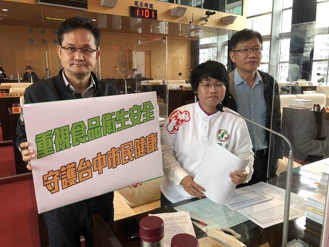 台中市议员王立任、张耀中、张玉嬿等，今天质询市长卢秀燕，市府在反莱猪公投着力最深，接下来对公投结果如何因应？(陈世宗摄)