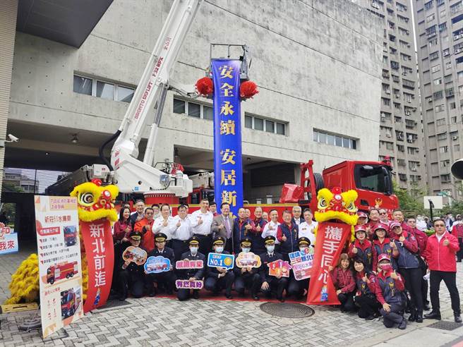 中央補助新北市1億510萬元汰換2輛50公尺雲梯車、1輛30公尺雲梯車及1輛水庫車。(新北市消防局提供)