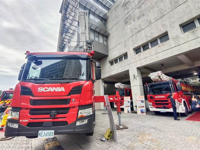 中央補助新北市1億510萬元汰換2輛50公尺雲梯車、1輛30公尺雲梯車及1輛水庫車。(新北市消防局提供)