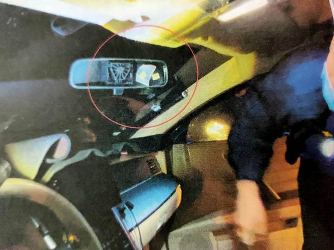 高雄47歲傅姓男子將車輛停放於苓雅區福德二路某停車場，但卻遲遲沒有熄火，隨後遭警方在車內後照鏡查獲毒品。（翻攝畫面／洪浩軒高雄傳真）